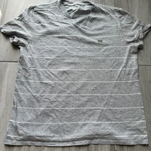 Lacoste V-Ausschnitt T-Shirt Herren Gr. 5 (L) grau gestreift 100% Baumwolle Made in Peru - Bild 1 von 8