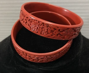Coppia di bracciali cinesi intagliati floreali cinabro boho vintage deco retrò - Foto 1 di 8