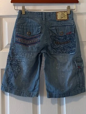 SHORTS JEANS VINTAGE Y2K AKDMKS TAMANHO 8 CINTURA 24" COSTURA INTERNA É 10" - Imagem 1 de 4