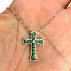 Colgante Cruz Esmeralda Creada en Laboratorio Corte Redondo 0.83Ct Chapado en Oro Blanco 14K 18" - Imagen 1 de 4