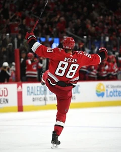 Foto de Martin Necas Goal Celebration Carolina Hurricanes 8x10 NHL - Imagen 1 de 1