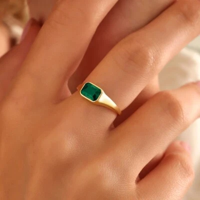 Delicado anillo de compromiso solitario de oro amarillo macizo de 10 quilates con piedras preciosas de esmeralda verde Foto 1 de 4