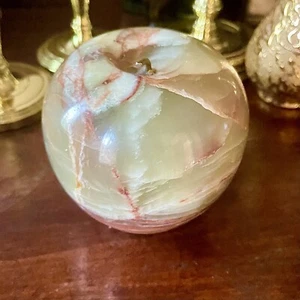 SOLID ONYX 5" Carved Apple RICH MARBELING AMAZING in Different Light - Picture 1 of 15