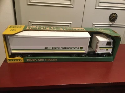 De colección Ertl John Deere Parts Express Semi #3124 todavía en caja 1/25. Foto 1 de 4