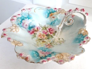 Plato de nueces/caramelos de porcelana R S Alemania con mango-rosas- bordes recortados en oro-volantes - Imagen 1 de 8