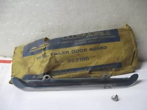 1963 OLDSMOBILE ORIGINAL ACCESSORY CHROME FUEL DOOR GUARD GM 982166 NOS - Bild 1 von 5