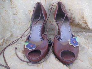 GIANNI BINI Cuero Castaño Rojizo Tobillo Encaje Plataforma Tacón Punta Abierta Flor Talla 9.5 M - Imagen 1 de 6