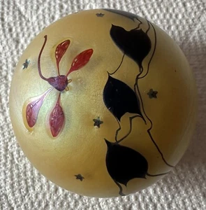 Rare Lundberg Studios 1979 Signed Paperweight - dragonfly and vine - Picture 1 of 6