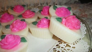 12 LOVELY HIGHLY SCENTED HEART SHAPED WAX TART W ROSE ~VALENTINES / MOTHERS DAY - Picture 1 of 1