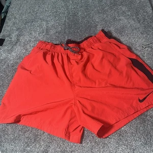 Nike Herren Contend Colorblocked 5" Badehose Large rot/schwarz NESSB500-614 - Bild 1 von 8