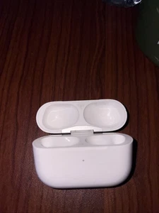AirPods Pro 2nd Generation MagSafe Charging Case White - Photo 1 sur 3