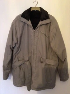 Abrigo chaqueta mediana para hombre Chums color piedra, cremallera, cinturón, cuello de piel sintética y revestimiento - Imagen 1 de 1