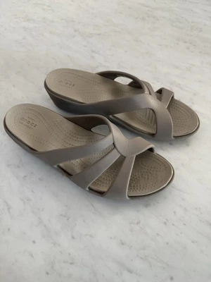 Sandalias Crocs Sanrah de cuña baja con tiras color tostado nude zapatos cómodos sin cordones talla 8 Foto 1 de 3