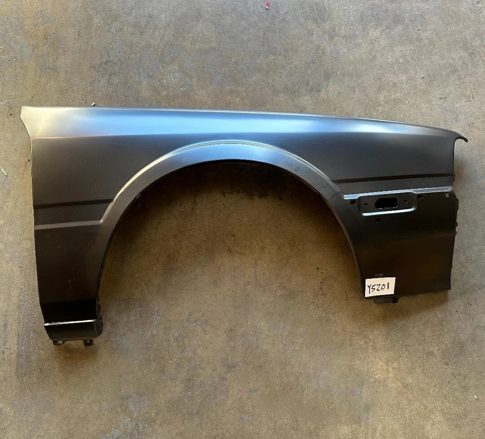 RH (Passenger Side) FENDER. 83-87 MAZDA 626 SEDAN HATCHBACK Foto 1 de 2