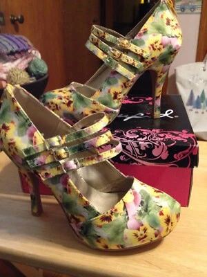 Qupid Pansy Floral 3 strap, zipper back closure pumps size 7 - Image 1 of 3