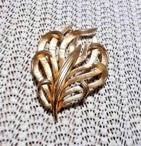 Crown Trifari vintage brooch/pin gold-tone signed very nice condition - Picture 1 of 5