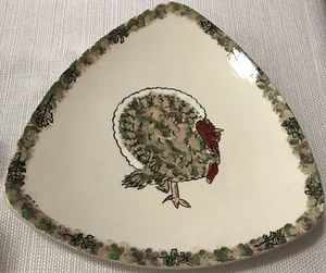 De colección. "Plato de Acción de Gracias con diseño de pavo Tom en forma de triángulo de 10 1/2"" - Molde Holanda" - Imagen 1 de 8