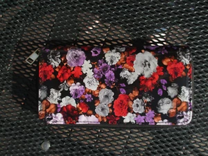 Woman's Floral Wallet Zip Around, with many pockets for cards - Picture 1 of 7