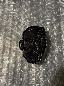 Unglaublicher schmelzender Mann Emaille Pin Horror Pallenträger Presse - Bild 1 von 5