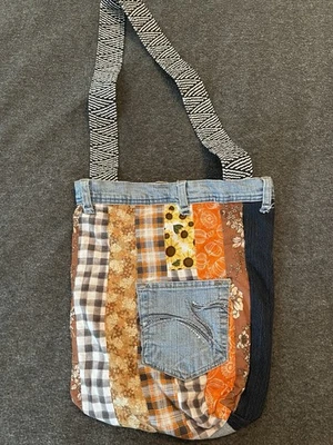 Cartera Gloria Vanderbilt azul denim con retazos 12”x 14” con temática de otoño Foto 1 de 4