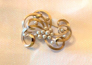 TRIFARI Vintage Faux Pearl Two-Tone Gold Brooch Signed 2 3/4" Across - Picture 1 of 2