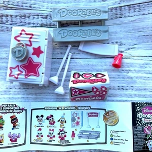Armadietto e accessori esclusivi Disney Doorables Academy Pep Rally nuovo - Foto 1 di 2