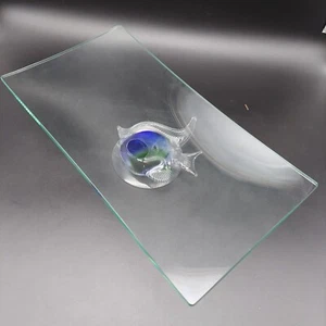 Bandeja para servir pedestal de vidrio artístico Prima Donna con base de pescado en ángulo azul - Imagen 1 de 8