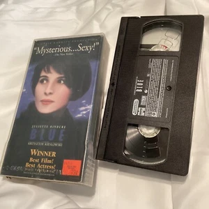 Blue (VHS, 1994) Juliette Binoche French with English subtitles FORMER RENTAL - Picture 1 of 3