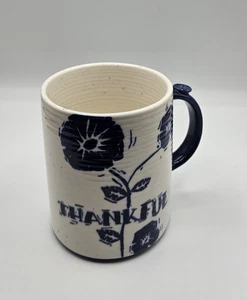 Anthropologie Thankful Flower Becher, blau & weiß - Bild 1 von 4