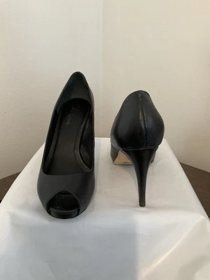 Bomba de aire Cole Haan negra punta abierta Foto 1 de 4