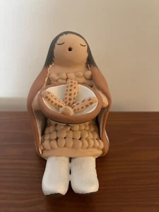 Vintage Mona Teller Isleta Pueblo Geschichtenerzähler Maismädchen Halteschüssel - Bild 1 von 18