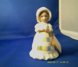 *VINTAGE HOLLY HOBBIE BELL "A MOTHER'S REMEMBRANCE" 1981 HAND PAINTED  HAS TAG - Picture 1 of 2