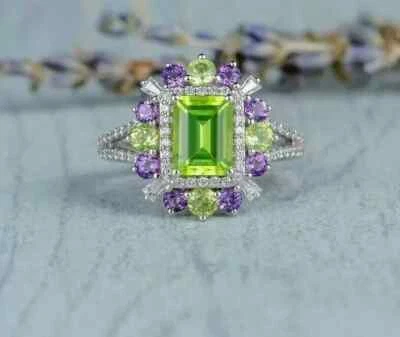 Anillo de vástago dividido con halo creado en laboratorio de peridoto corte esmeralda de 4 quilates enchapado en oro blanco de 14 quilates Foto 1 de 4