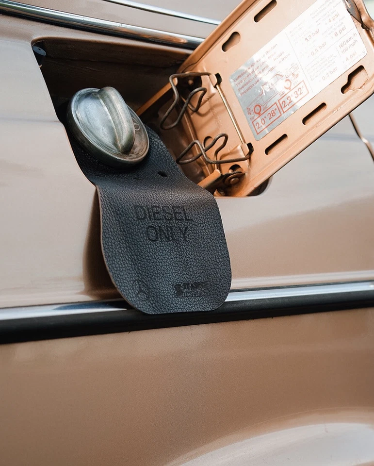 Babero Combustible Mercedes Benz W123 240d 300d 280e Cuero Genuino 1975-1986 StanceMiami Foto 1 de 4