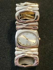 WOMEN'S GOLD TONE STAINLESS STEEL CIRCLE WRIST WATCH - Picture 1 of 4