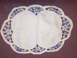 Pansy Doily Table runner Tablecloth Linen-look Cream with Flower Embroidery