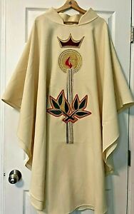 * CATHOLIC PRIESTS IVORY RED GOLD & GREEN CHASUBLE W/ CANDLE & CROWN LORENZO
