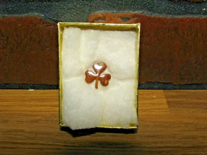 Vintage 1960's Shamrock Clover Hatpin Apple Wood  Pin, New with Box - Bild 1 von 5