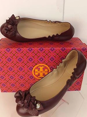 TORY BURCH BLOSSOM PORT 葡萄酒紫色花朵皮革金色 REVA 芭蕾平底鞋 8 — 第 1/4 张图片