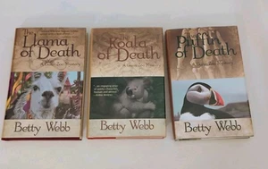 Betty Webb SIGNIERT Gunn Zoo Mystery Buch Lot Papageientaucher, Lama & Koala des Todes 1. - Bild 1 von 22