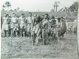MERRY CHRISTMAS MR LAWRENCE - Press Photo/Still - POW Allied Prisoners Parade - Picture 1 of 2