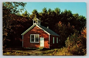 Little Red School House in New England cartolina d'epoca mai usata - Foto 1 di 3