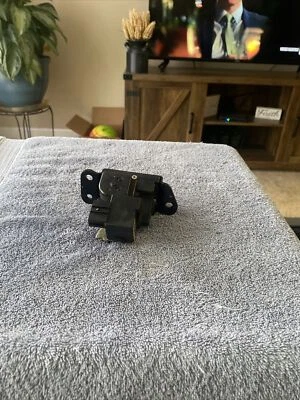 2011 KIA FORTE КРЫШКА БАГАЖНИКА ЗАЩЕЛКА ЗАДНЕЙ ДВЕРИ ПРИВОД OEM 812301M070 - Изображение 1 из 4