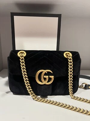 Auténticos bolsos bandolera negros de terciopelo acolchado Gucci Marmont Foto 1 de 4