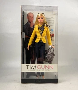 🌟Muñeca Barbie Tim Gunn Chaqueta Amarilla Rubia 2012 Etiqueta Rosa W3470, Nueva En Caja Original - Imagen 1 de 6