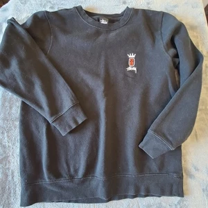 Stüssy schwarzes Sweatshirt mit Rundhalsausschnitt Large hergestellt in den USA Krone Logo vorne  - Bild 1 von 14
