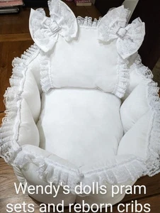 REBORN/DOLLY 20" PRESENTATION/DISPLAY CRIB/COT/PROP/BASSINET *CUTE WHITE FRILLY* - Photo 1/1
