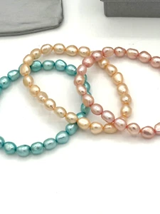 Zales Cultured Pearl Bracelet Trio Set with Blue Yellow Pink NWOT w/Box & Pouch - Bild 1 von 2