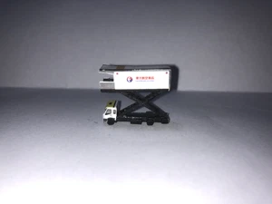 1/400 Airport GSE - Airport Ground Handling Vehicle China Eastern Airlines - Picture 1 of 6