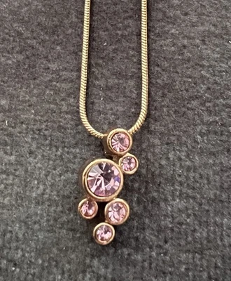 "Collar de cuerda Avon SH 1995 tono dorado con colgante de cristales rosas 8""" Foto 1 de 3